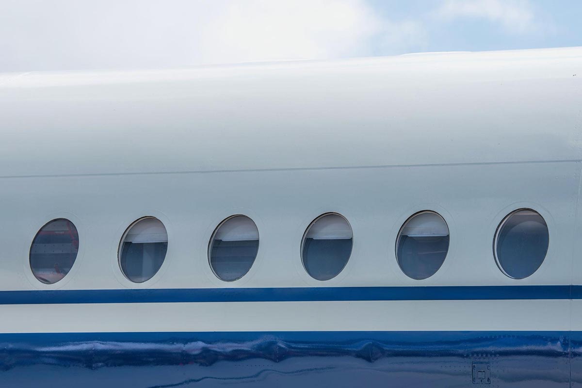 Avion de ligne vu de profil montrant les nombreux hublots répartis le long du fuselage