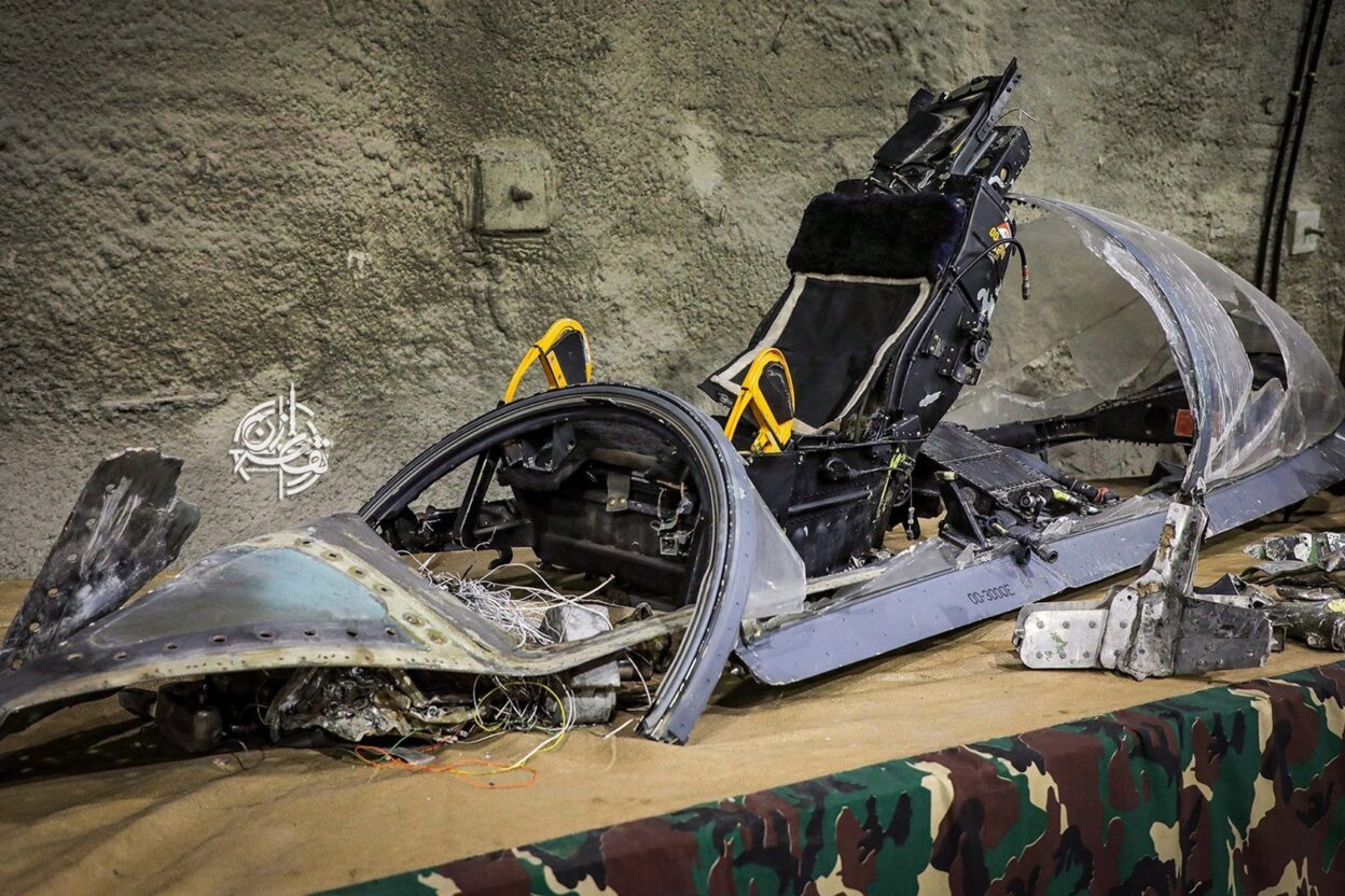 Iran expose l'épave du F-15E américain DUDE 44, abattu au-dessus de son territoire Iran expose l'épave du F-15E américain DUDE 44, abattu au-dessus de son territoire