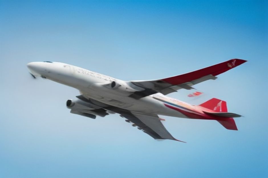 Le C919 de Comac franchit les frontières chinoises avec 16 livraisons sur 1000 commandes face à Airbus et Boeing Avion commercial en vol dans un ciel dégagé, profil complet visible en altitude de croisière