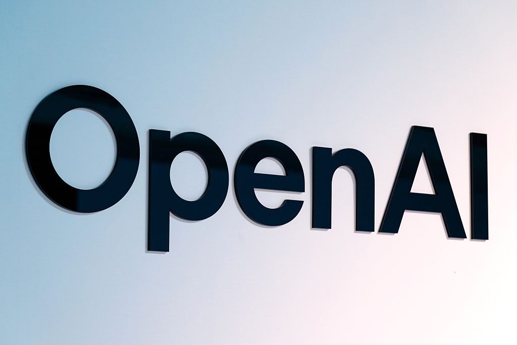 L'enceinte IA d'OpenAI à 300 dollars : le pari matériel de Jony Ive attendu pour 2027
