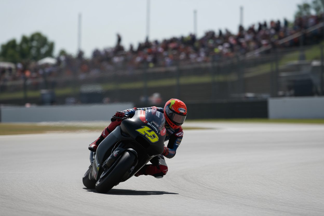 Martin pulvérise le record de Silverstone, Quartararo échoue à 5 centièmes de la Q2 Motard en tenue de course penchée à l'extrême lors d'un virage à haute vitesse sur piste mouillée
