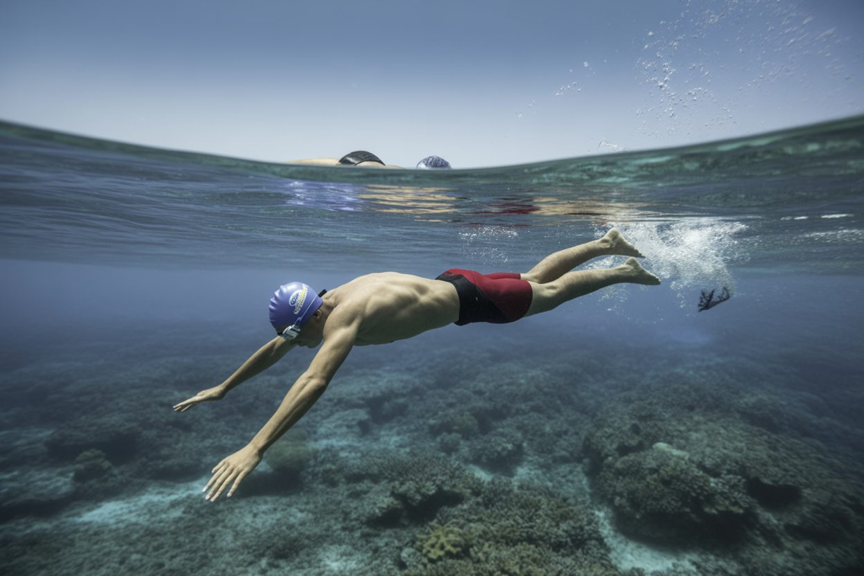 Nouvelle-Calédonie : dernier jour pour candidater à la Sélection Pacifique du festival RECIF Athlète en pleine action dans une eau turquoise cristalline, environnement marin tropical