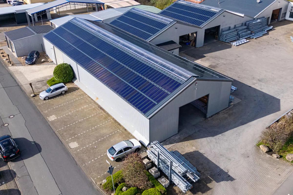 panneaux-solaires-organique Panneaux photovoltaïque souple posée sur une toiture industrielle plate.