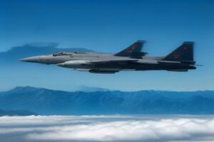 Chasseurs militaires en formation de vol, evoluant dans le ciel en mission de surveillance aerienne