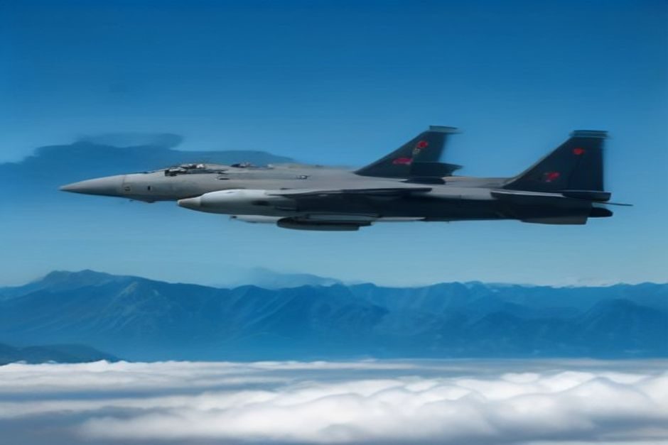 Chasseurs militaires en formation de vol, evoluant dans le ciel en mission de surveillance aerienne