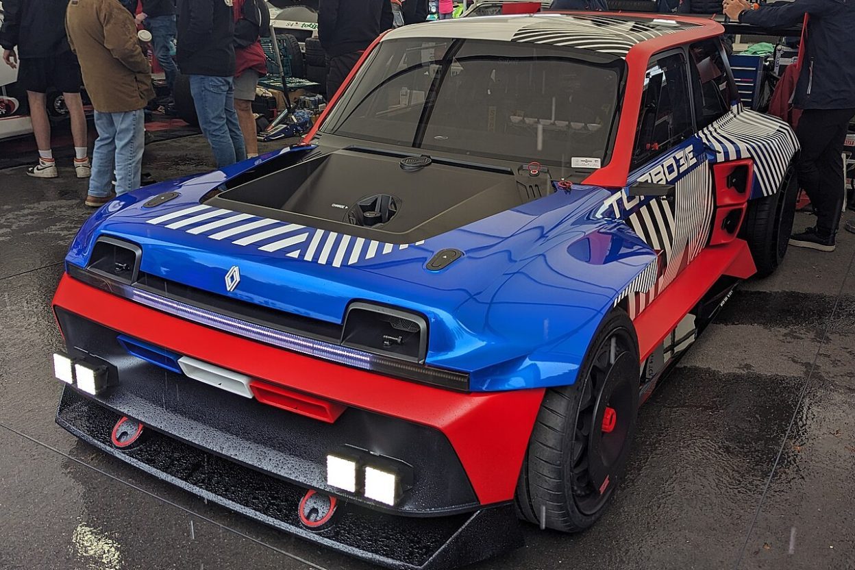 Renault refond sa R5 électrique à 25 000 euros : batterie LFP, moteur 110 ch et charge rapide 80 kW de série Une Renault 5 électrique vue de trois quarts avant