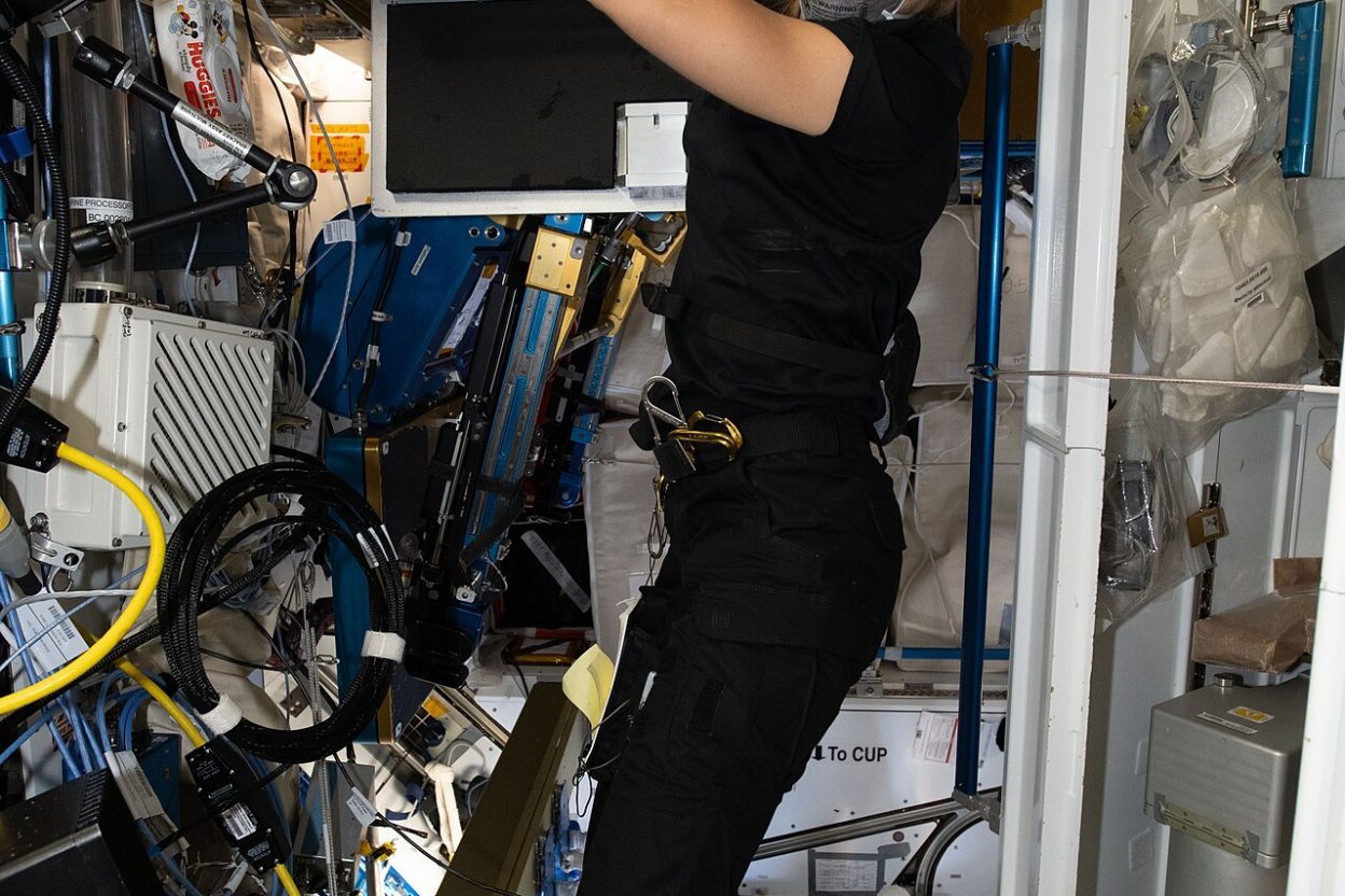 Sophie Adenot réussit sa deuxième sortie spatiale : six heures de travail, une antenne installée sur l'ISS et un retour sans encombre Un astronaute en sortie extravéhiculaire sur la structure métallique de la Station spatiale internationale