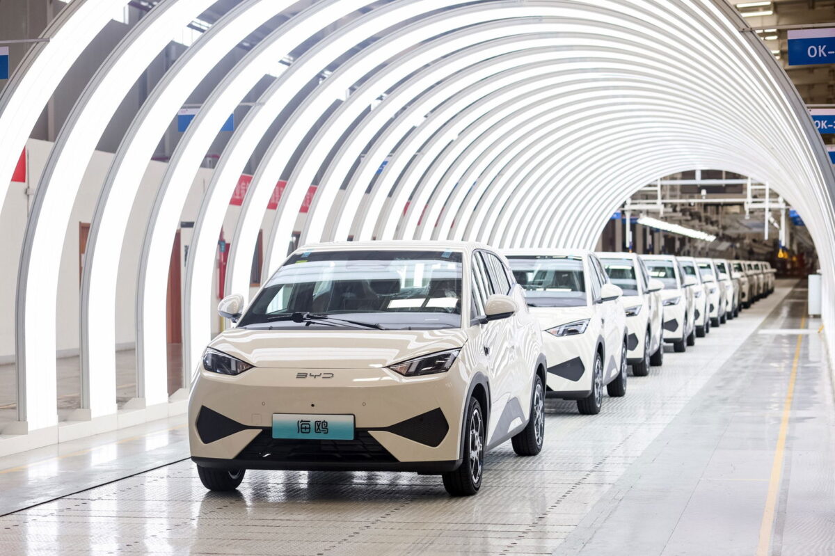 Véhicules BYD alignés en fin de chaîne de montage