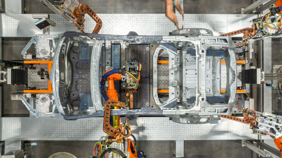 Bras robotisé assemblant une carrosserie de voiture en usine