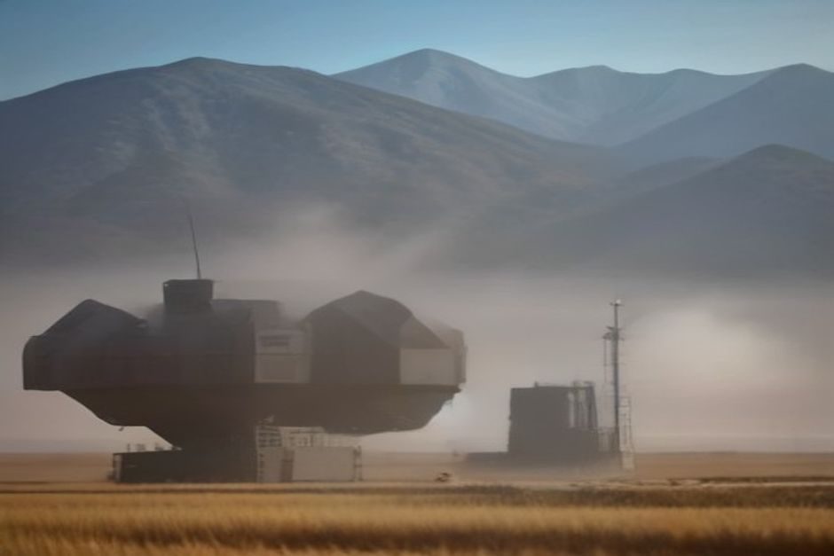 Système de défense aérienne avec radars et lanceurs de missiles en position opérationnelle