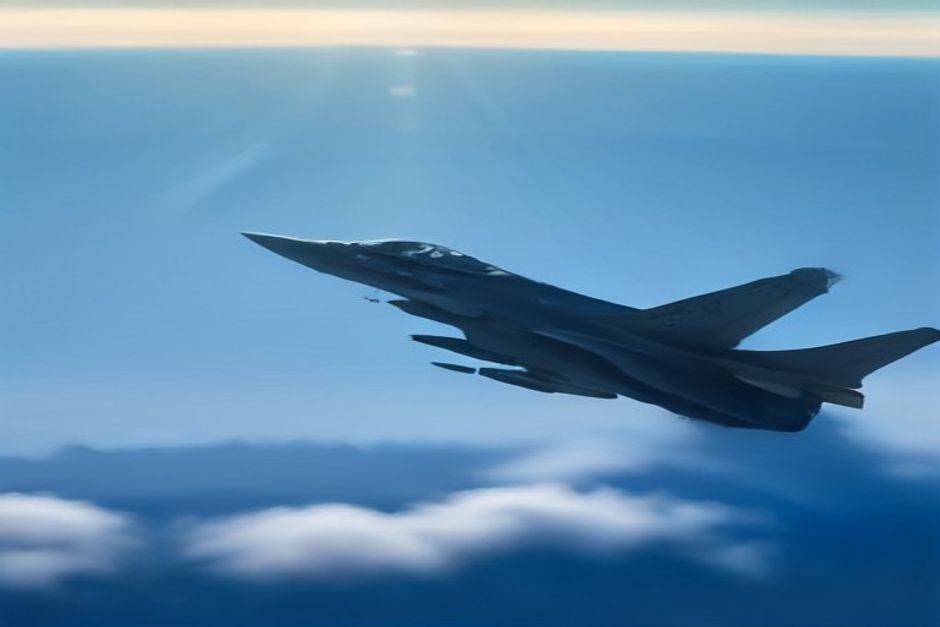 Un Rafale intercepte un jet d'affaires fuyant du kérosène au-dessus de la Nouvelle-Aquitaine avant sa traversée de l'Atlantique Avion de chasse Rafale en vol dans le ciel, effectuant une manœuvre aérienne