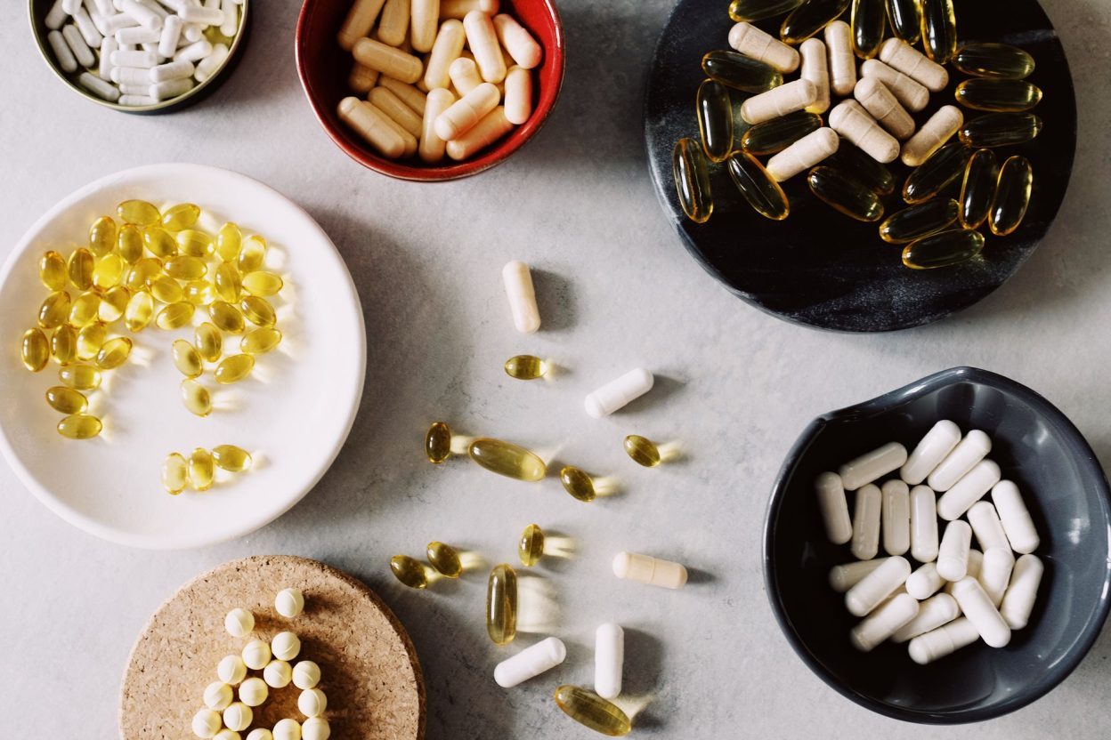 153 902 adultes passés au crible : calcium et vitamine D préviennent peu les fractures et les chutes Les compléments de calcium et de vitamine D ne remplacent pas les mesures concrètes de prévention des chutes