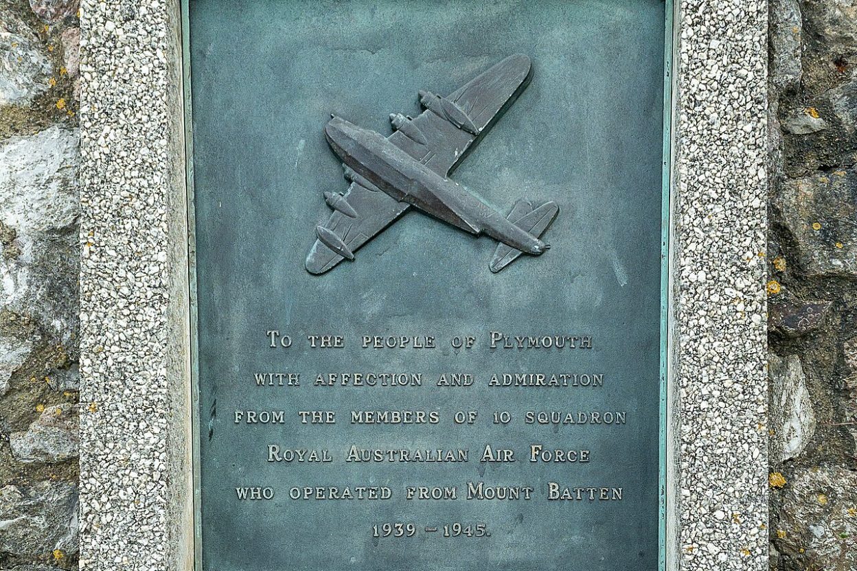 Un MQ-4C Triton et un MC-55A Peregrine de l’armée de l’air australienne