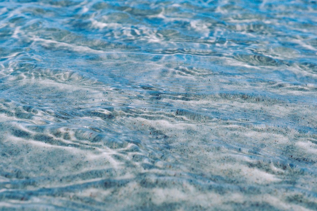 28 % de l’énergie des vagues longues suit la côte : une découverte qui éclaire les mouvements de la mer Les vagues qui longent le rivage influencent aussi ce qui se passe sur la plage