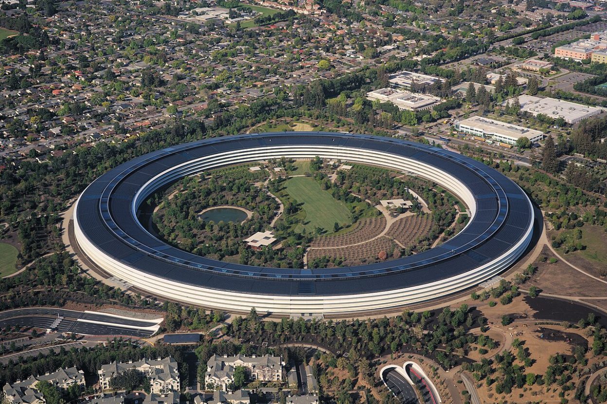 300 dollars de hausse, soit environ 255 euros : le Mac mini M6 progresse, mais perd son atout prix Le Mac mini 2026 conserve son boîtier compact, mais accueille la nouvelle puce Apple M6