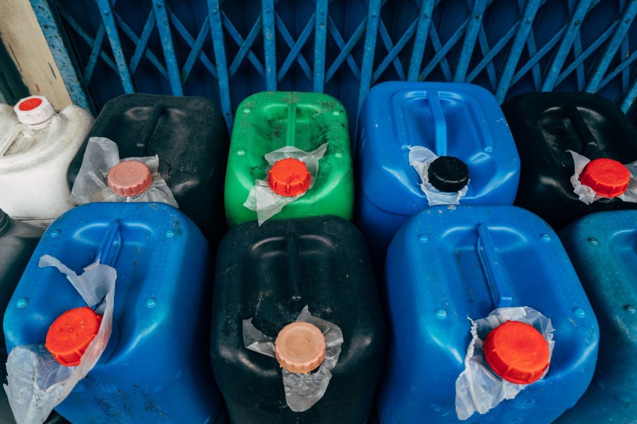60 % d’essence à moins de 200 °C : des déchets plastiques transformés en carburant sans hydrogène Des sels fondus permettent de convertir du polyéthylène en hydrocarbures liquides