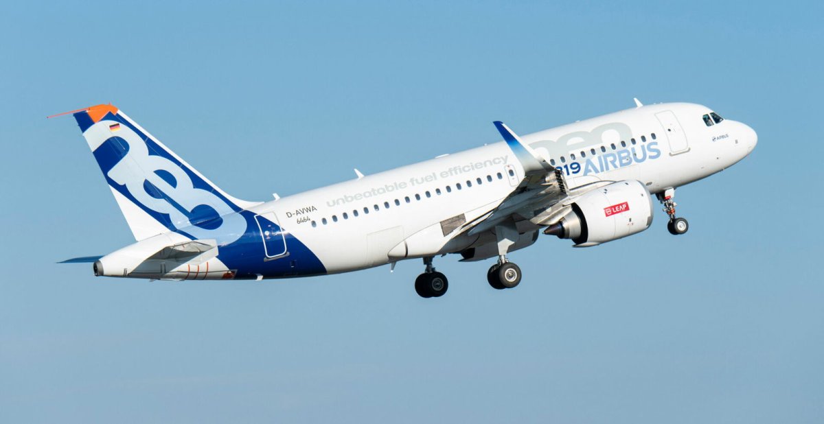 Airbus photographié de l’arrière sur une aire de stationnement avec ses réacteurs visibles sous les ailes