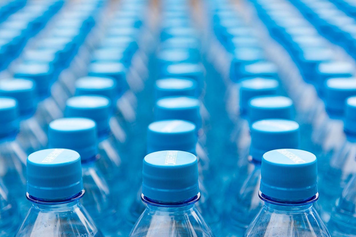 75 % des sondés soupçonnent des microplastiques dans l’eau en bouteille : pourquoi continuent-ils d’en acheter ? L’accès à l’eau potable influence l’achat de bouteilles en plastique