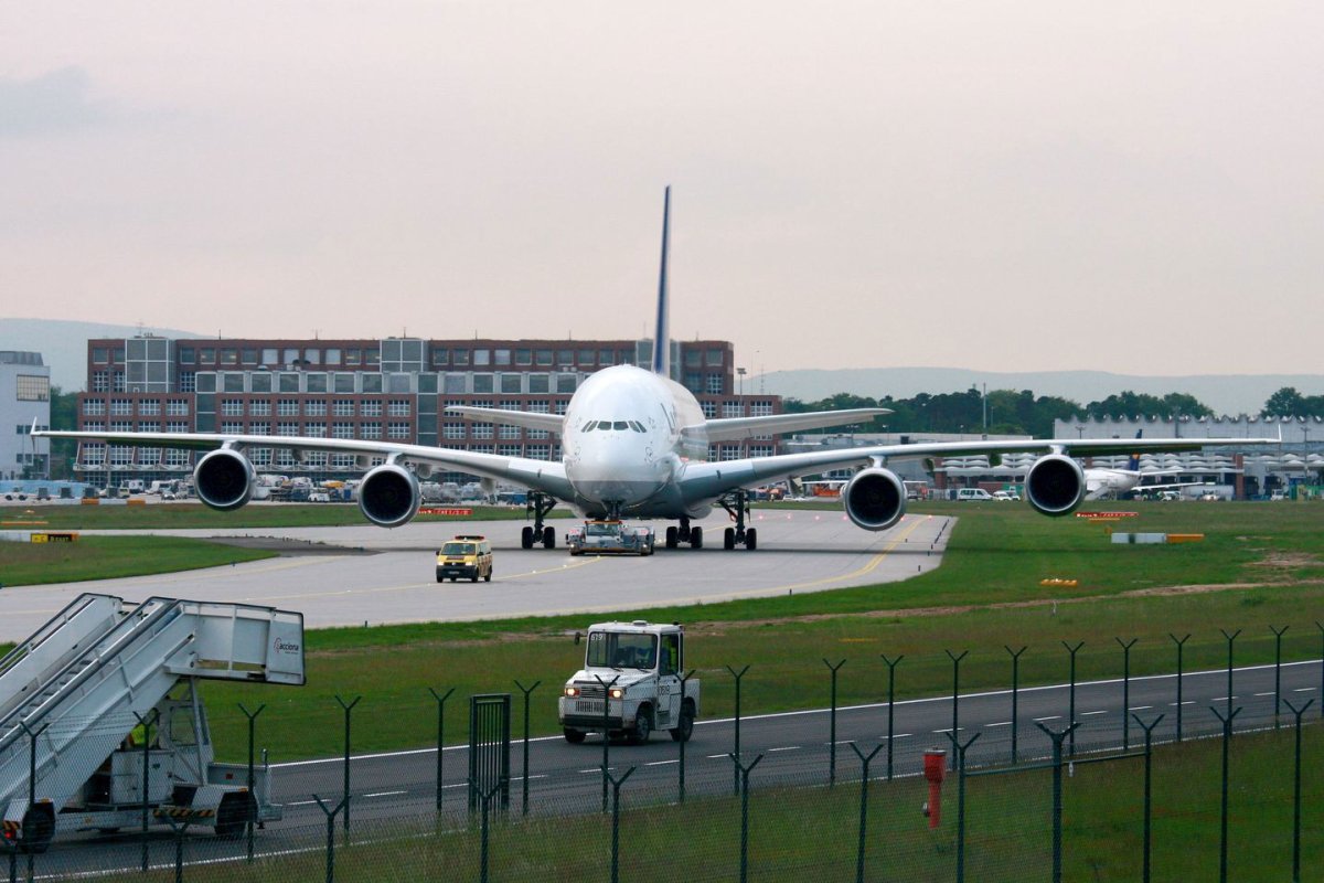 Airbus long-courrier vu de profil sur le tarmac avant un vol nécessitant plusieurs dizaines de tonnes de kérosène