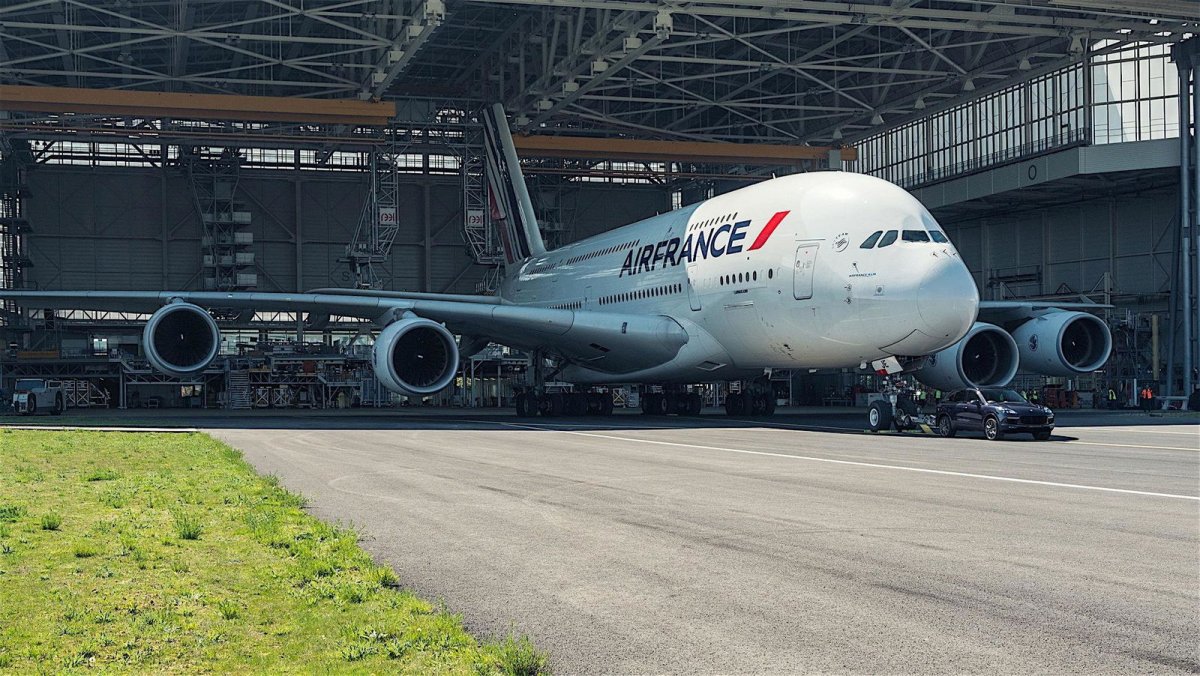 Avion de ligne Airbus vu de face sur un aéroport européen dans un contexte de tension sur le kérosène