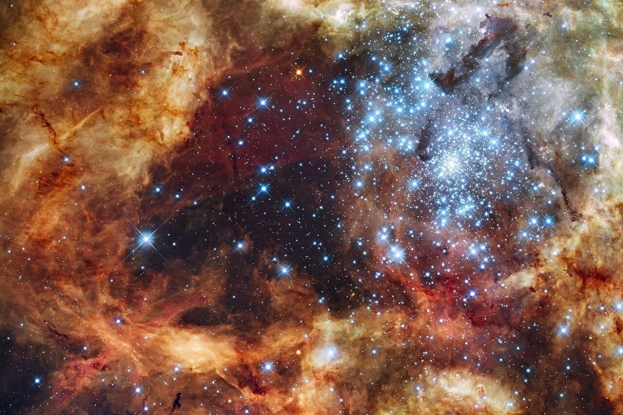 Une même étoile pourrait exploser deux fois dans nos images : Hubble guette son retour après 200 000 orbites L’amas de galaxies MACS J0417, observé par Hubble, dévie la lumière de la supernova Athena. Crédit : NASA, ESA, STScI, M. Pascale (UCLA) ; traitement : J. DePasquale (STScI)