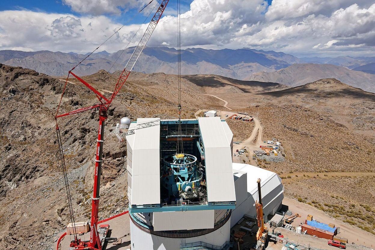 À 359 000 années-lumière, une galaxie 14 millions de fois moins lumineuse : la trouvaille du télescope Rubin L'observatoire Vera C. Rubin, installé au Chili, scrute le ciel avec une caméra géante