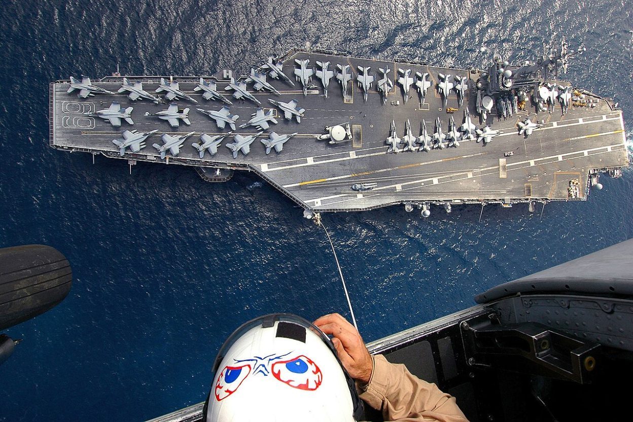 Accident sur l’USS Eisenhower : deux aviateurs s’éjectent et quatre marins sont blessés au large de la Virginie Le porte-avions américain USS Dwight D. Eisenhower, photographié lors de ses essais en mer en avril 2026