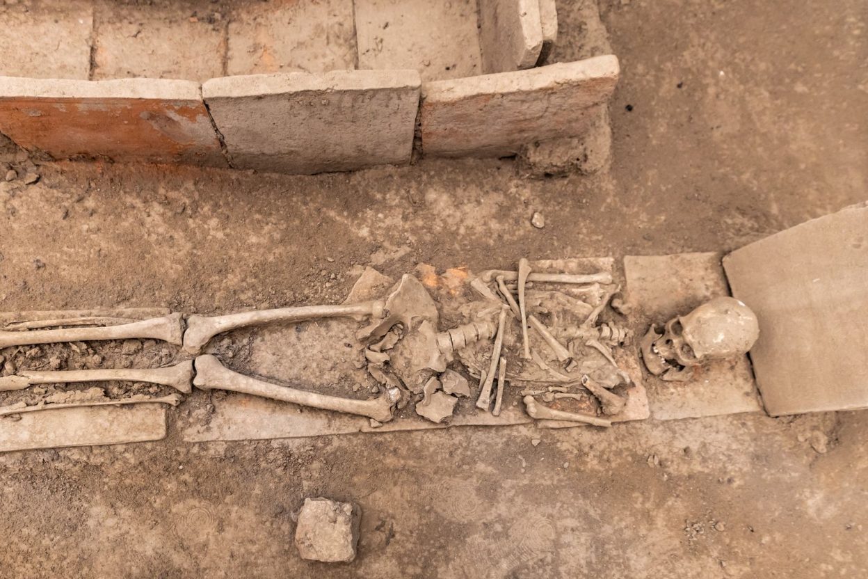 L’ADN ancien éclaire l’organisation des sépultures médiévales en Suède