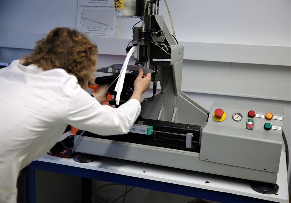 Scientifique utilisant un équipement de mesure en laboratoire