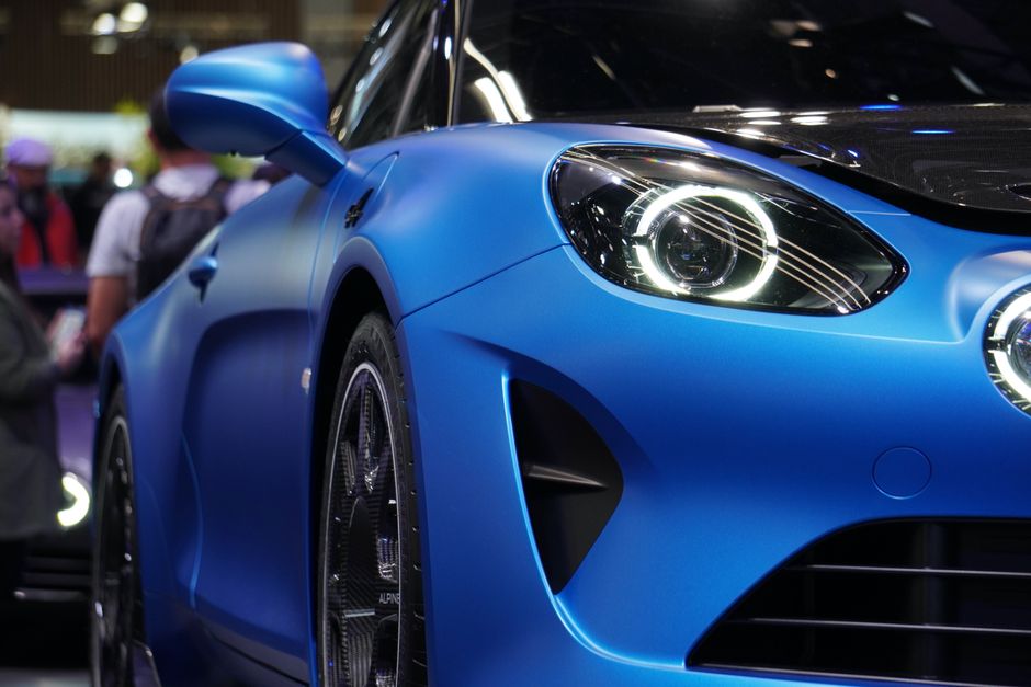 Voiture de sport Alpine A110 bleue exposée dans un salon automobile