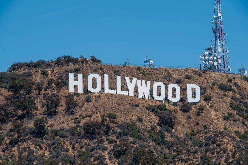 Non applicable : la photo du panneau Hollywood ne correspond pas au sujet de la section sur les enjeux militaires français.