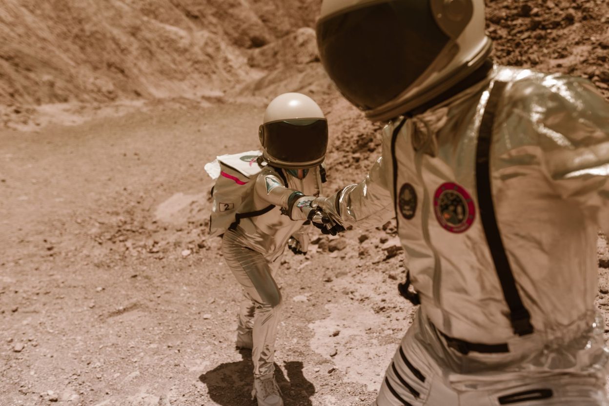 Après leur record autour de la Lune, deux astronautes d’Artemis II changent de rôle au sein de la NASA Victor Glover et Reid Wiseman avant le décollage de la mission Artemis II en avril 2026
