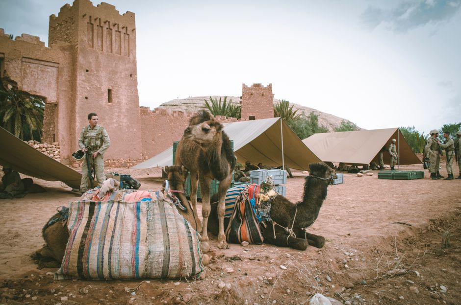 Camp militaire dans le désert avec soldats et tentes traditionnelles
