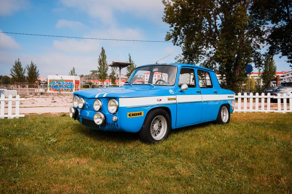 Renault 8 classique bleue stationnée en extérieur