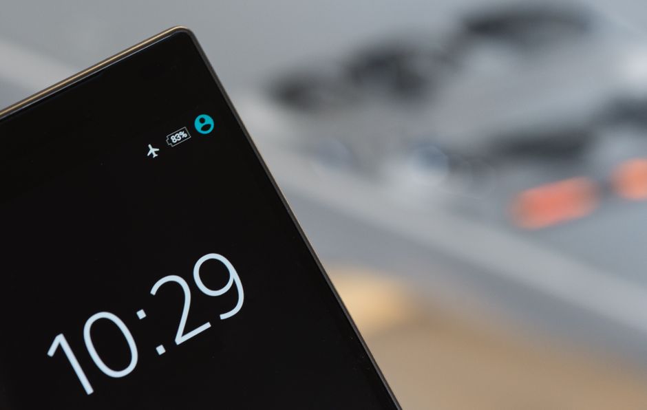Un smartphone affiche l'heure sur son écran lumineux.