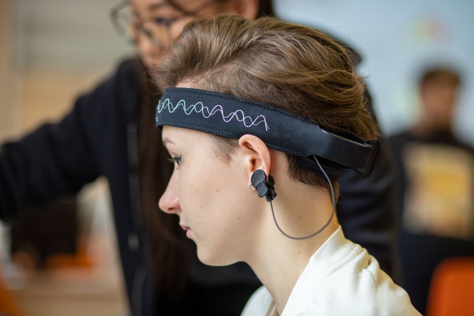 Gros plan d'un bandeau d'électrodes posé sur la tête d'une femme