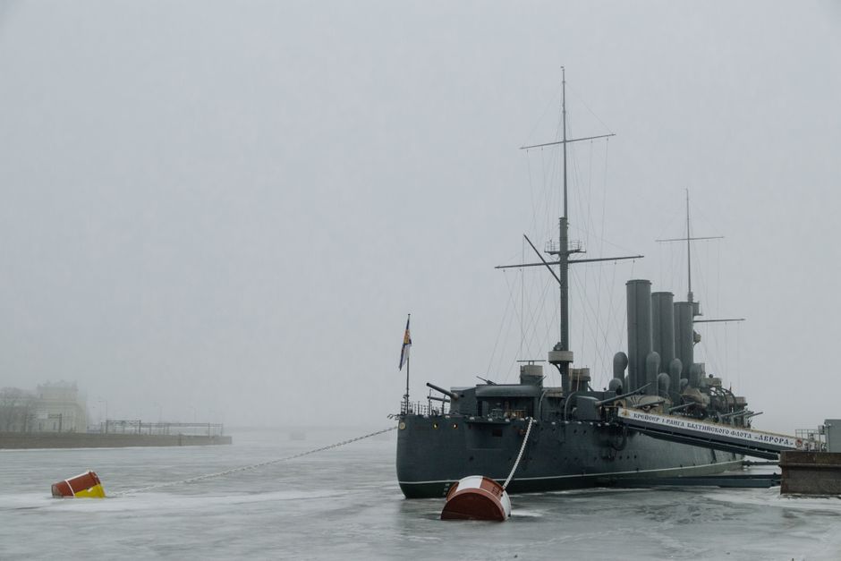 Navire entouré de bouées dans des eaux glacées par temps hivernal brumeux