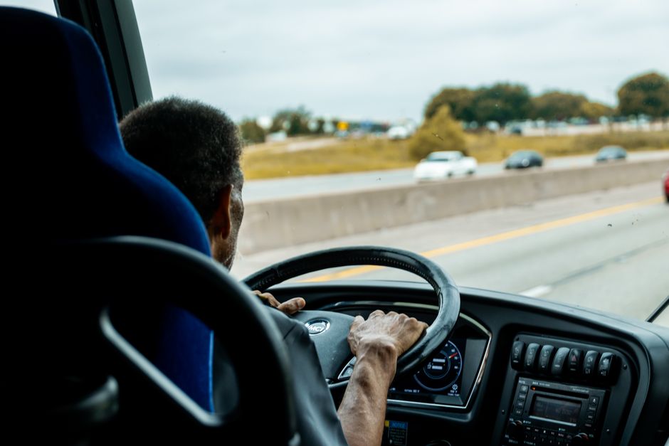 Un chauffeur professionnel au volant sur une route chargée