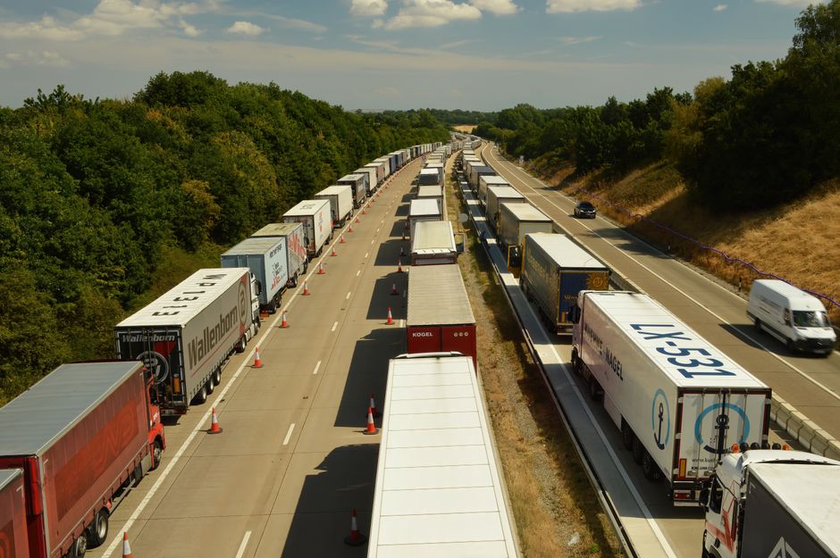 Des camions circulent sur une autoroute sous un ciel dégagé