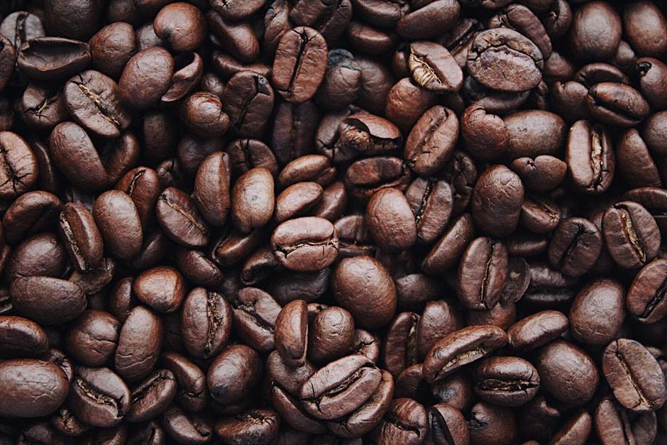 Grains de café arabica torréfiés vus en détail, montrant leur texture