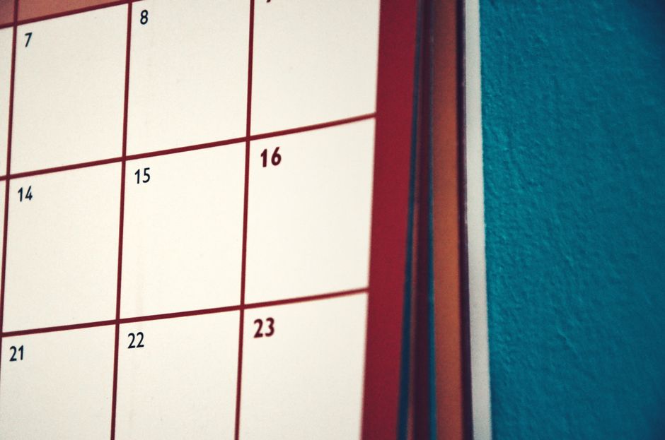 Un calendrier accroché à un mur coloré pour organiser ses rendez-vous