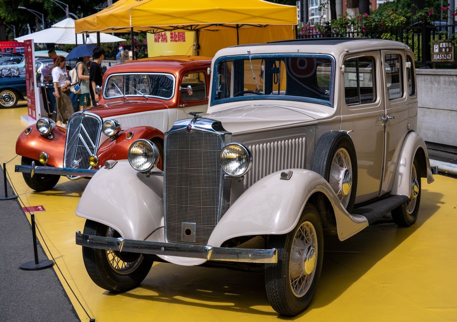 Voitures classiques exposées lors d'un salon automobile en plein air