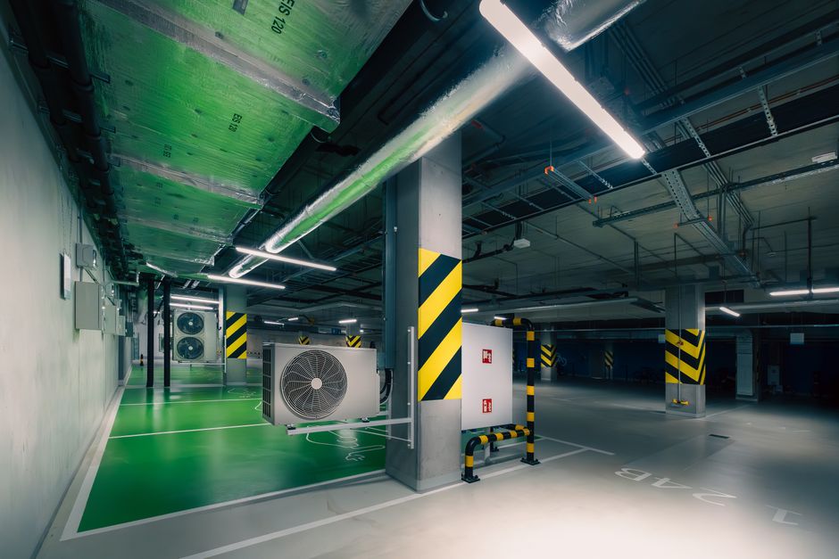 Installation souterraine avec unités de climatisation et éclairage vert
