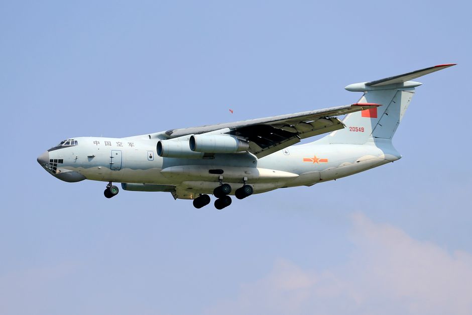 Avion militaire de transport en vol dans le ciel bleu