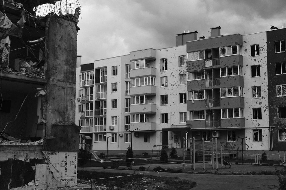Immeubles endommagés en noir et blanc à Bucha, région de Kiev.