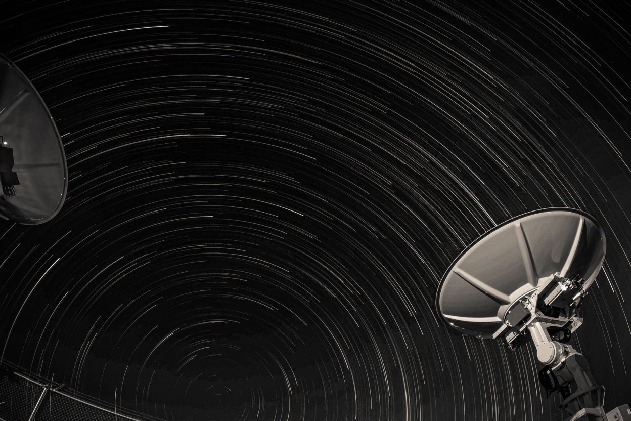 CosmoCube : ce petit satellite veut écouter l’Univers d’avant les premières étoiles depuis la Lune Vue d’artiste du satellite CosmoCube en orbite autour de la Lune