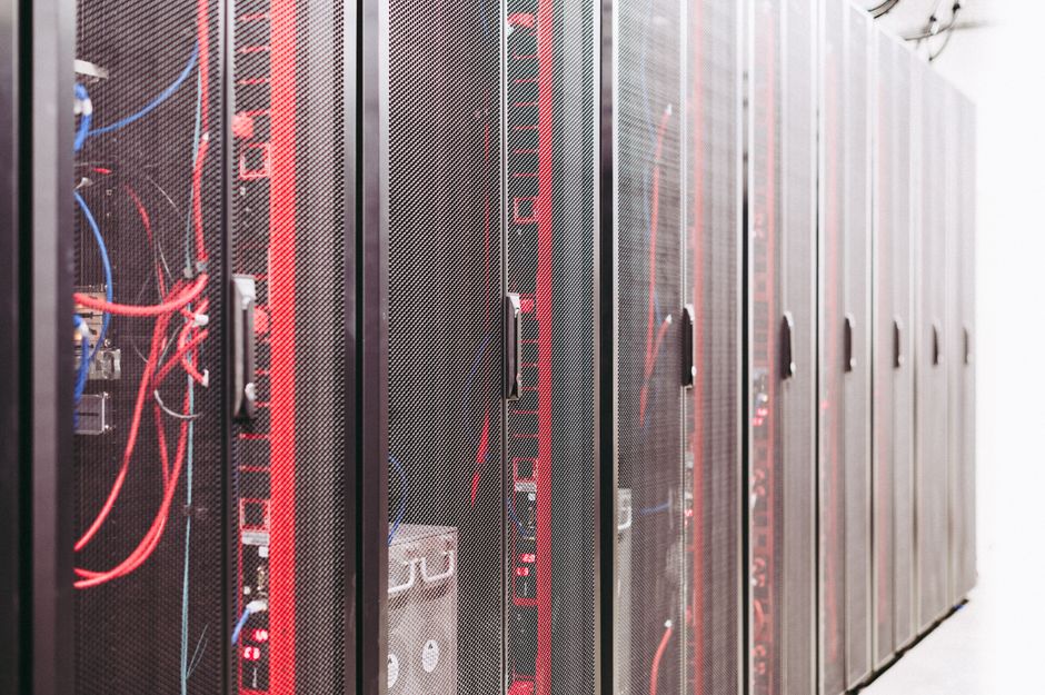 Serveurs informatiques interconnectés par des câbles dans un data center