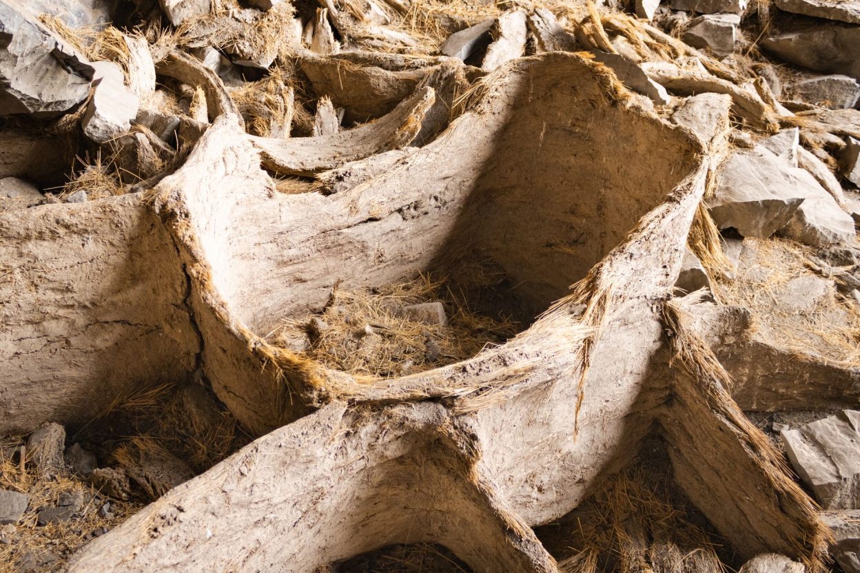 De faux géants de pierre apparaissent dans Google Images : comment l’IA réécrit l’histoire autochtone Cette image de pierres monumentales dans le désert australien a été entièrement produite par une IA