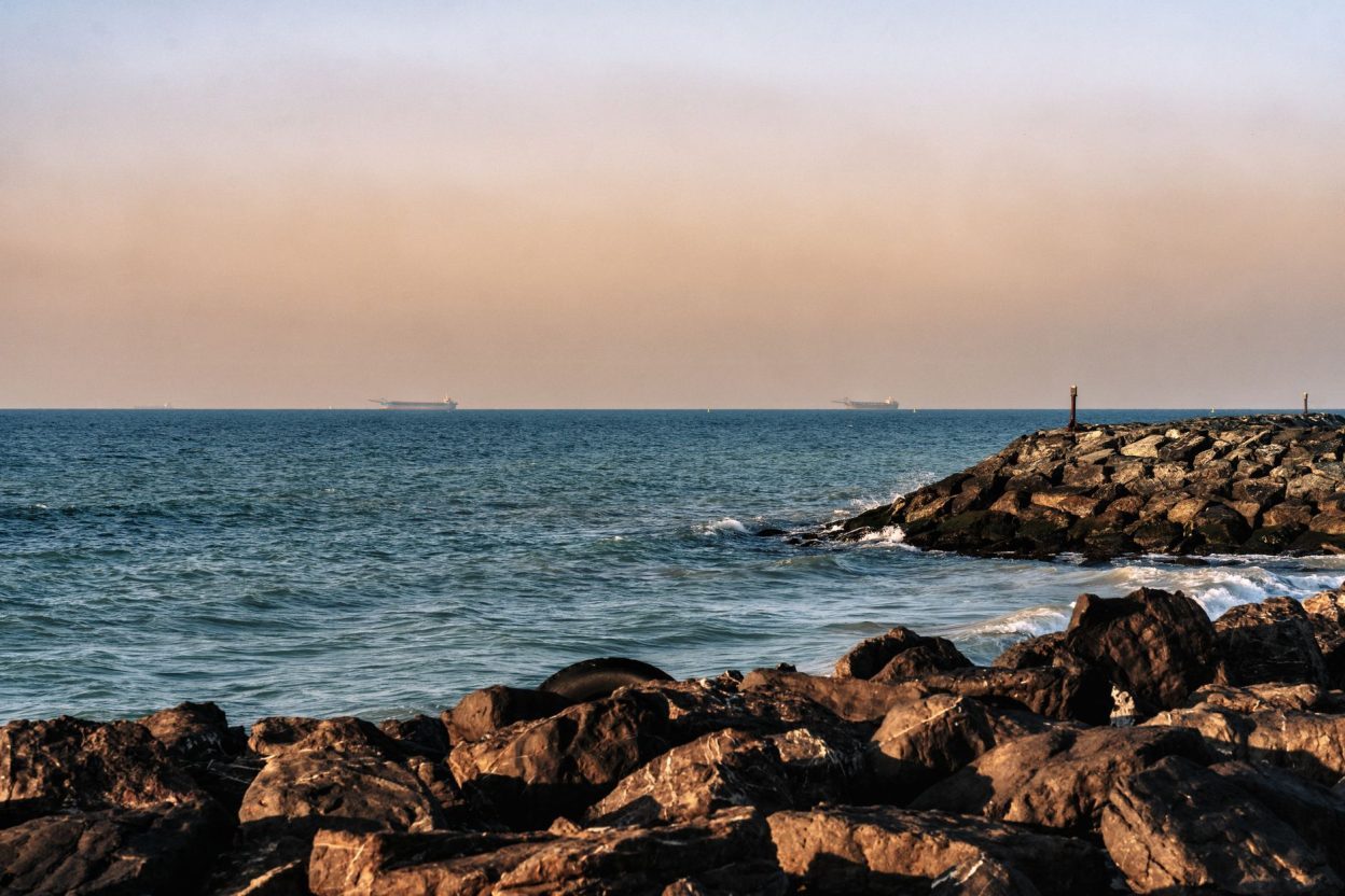 Détroit d'Ormuz : l'Iran cible une vingtaine de navires, plusieurs incendies signalés dans le Golfe Un pétrolier en mer au large d'une zone portuaire