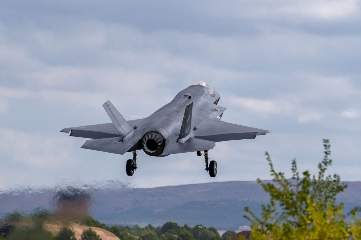 Deux F-35 livrés, un troisième immobilisé aux Açores : la Finlande entre dans une nouvelle ère militaire Les F-35 JF-510 et JF-512 lors de leur arrivée à Rovaniemi, dans le nord de la Finlande
